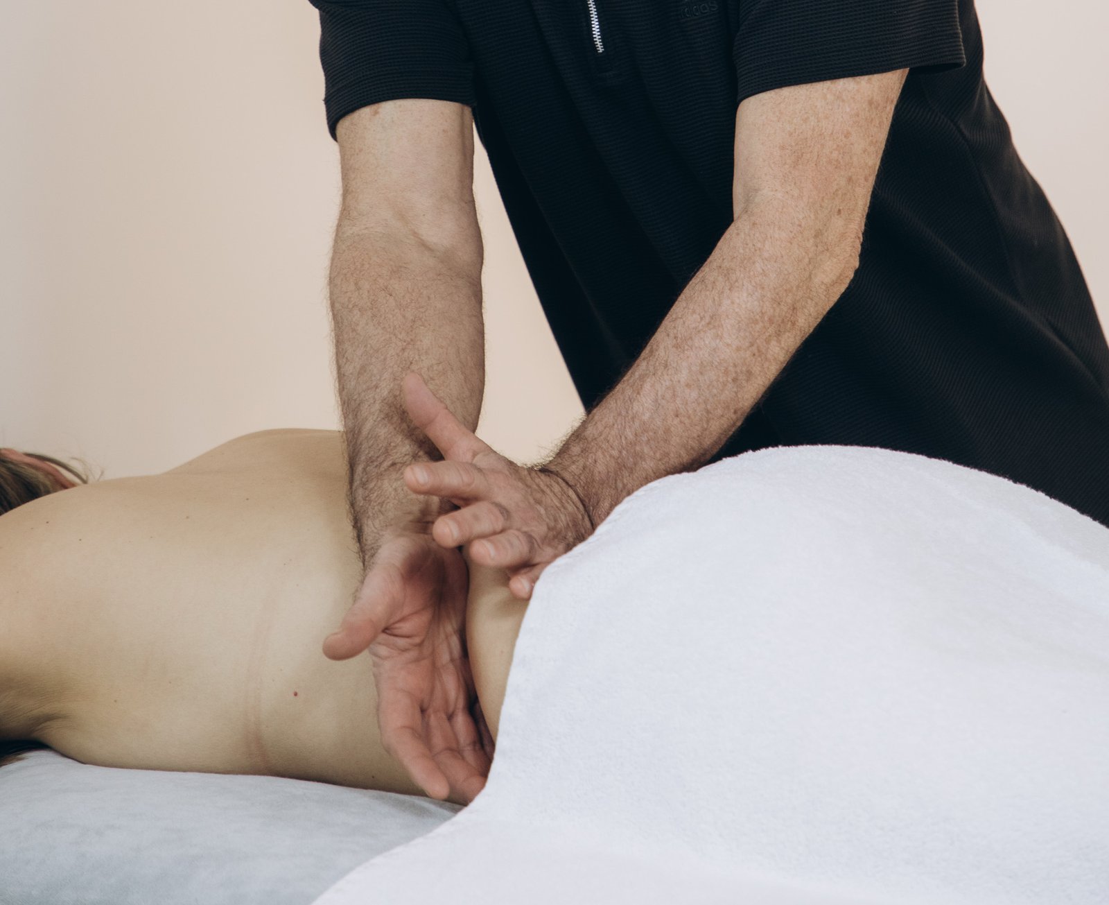Hands-on manual remodelling along a client's lower back and waist at Éclore Clinics in Utrecht